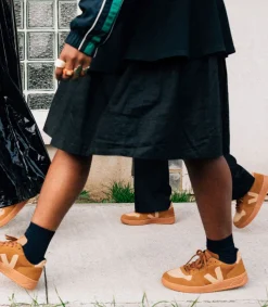 VEJA V-10 SUEDE CAMEL DESERT